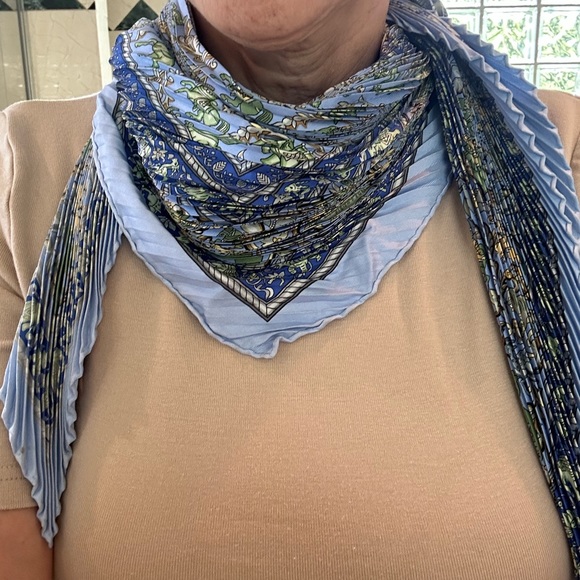 Hermes plissé silk cerulean blue scarf - Picture 8 of 8